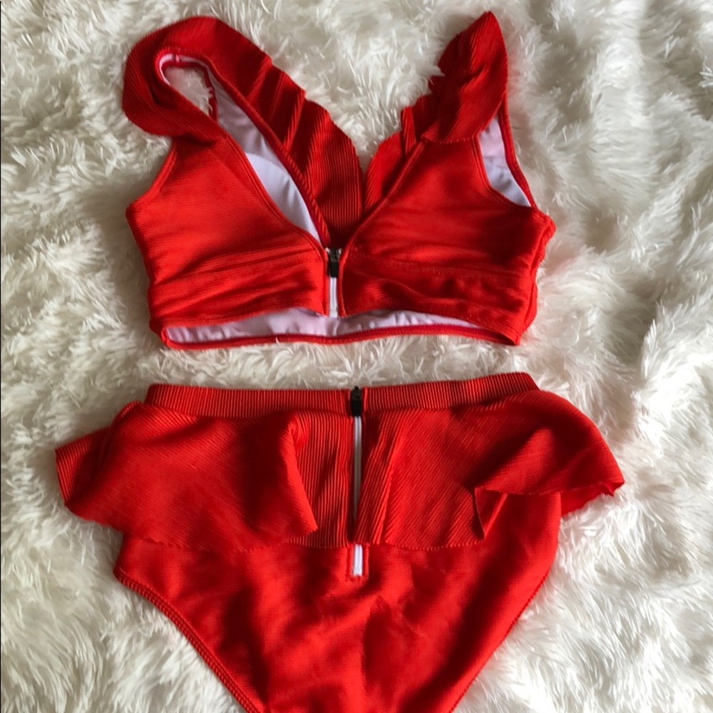Red bikini - Picture 2 of 3